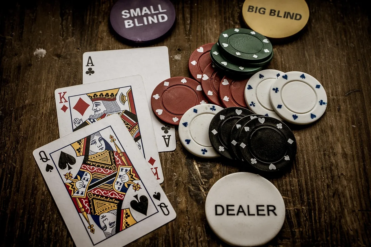 Dados rodando en mesa de craps con fichas